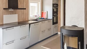 Una cocina moderna con estufa, horno y lavamanos.