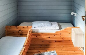 Travel cot, free WiFi - 4 bedroom beautiful home in Kongshavn (Kongshavn)