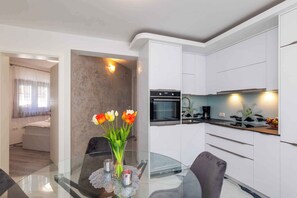 Fridge, oven, stovetop, coffee/tea maker - Holiday Apartment MAJETIĆ RESIDENCE (Krk)