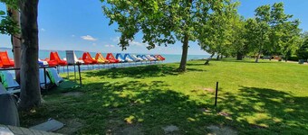 Holiday cottage right next to the beach with a view of the water
