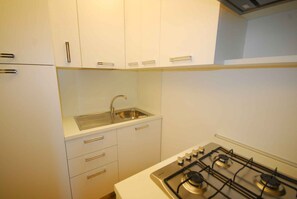 Fridge, stovetop - Holiday apartment with air conditioning and balcony (Lignano Sabbiadoro)
