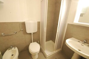Bathroom - Holiday apartment with air conditioning and balcony (Lignano Sabbiadoro)