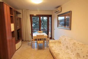TV - Holiday apartment with air conditioning and balcony (Lignano Sabbiadoro)