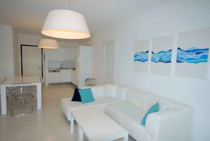 TV - Holiday apartment with air conditioning and balcony with sea view (Lignano Sabbiadoro)