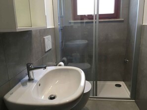 Bathroom - Holiday apartment with air conditioning, terrace and garden (Lignano Sabbiadoro)