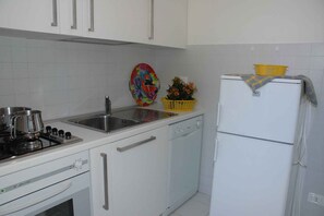 Fridge, microwave, stovetop, dishwasher - Holiday apartment with air conditioning and garden (Lignano Sabbiadoro)