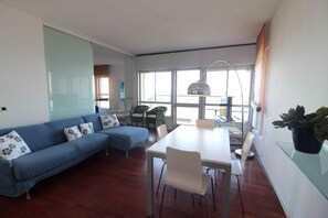 TV - Holiday flat with air conditioning and balcony with sea view (Lignano Sabbiadoro)