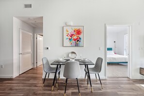 Dining - Stylish 1BR in Hollywood – Pool, Jacuzzi & Modern Comfort (Los Angeles)