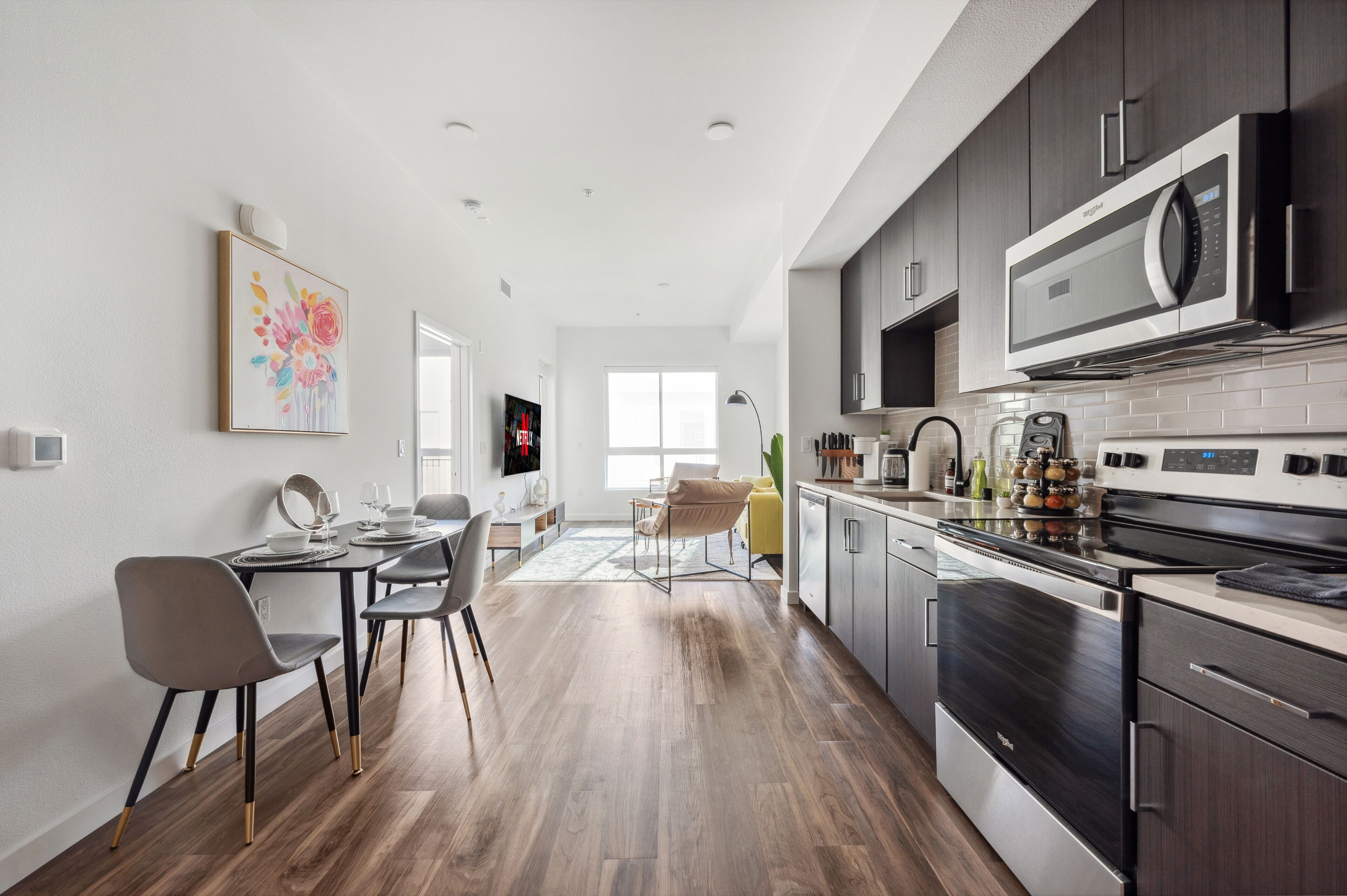 Kühlschrank, Mikrowelle, Herdplatte, Geschirrspüler