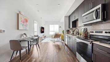 Kühlschrank, Mikrowelle, Herdplatte, Geschirrspüler