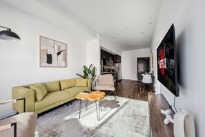 Smart TV - Stylish 1BR in Hollywood – Pool, Jacuzzi & Modern Comfort (Los Angeles)