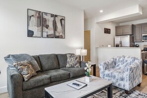Smart TV - Newly Built Downtown Suite • Walk Everywhere (Hot Springs)