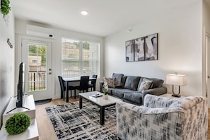 Smart TV - Newly Built Downtown Suite • Walk Everywhere (Hot Springs)
