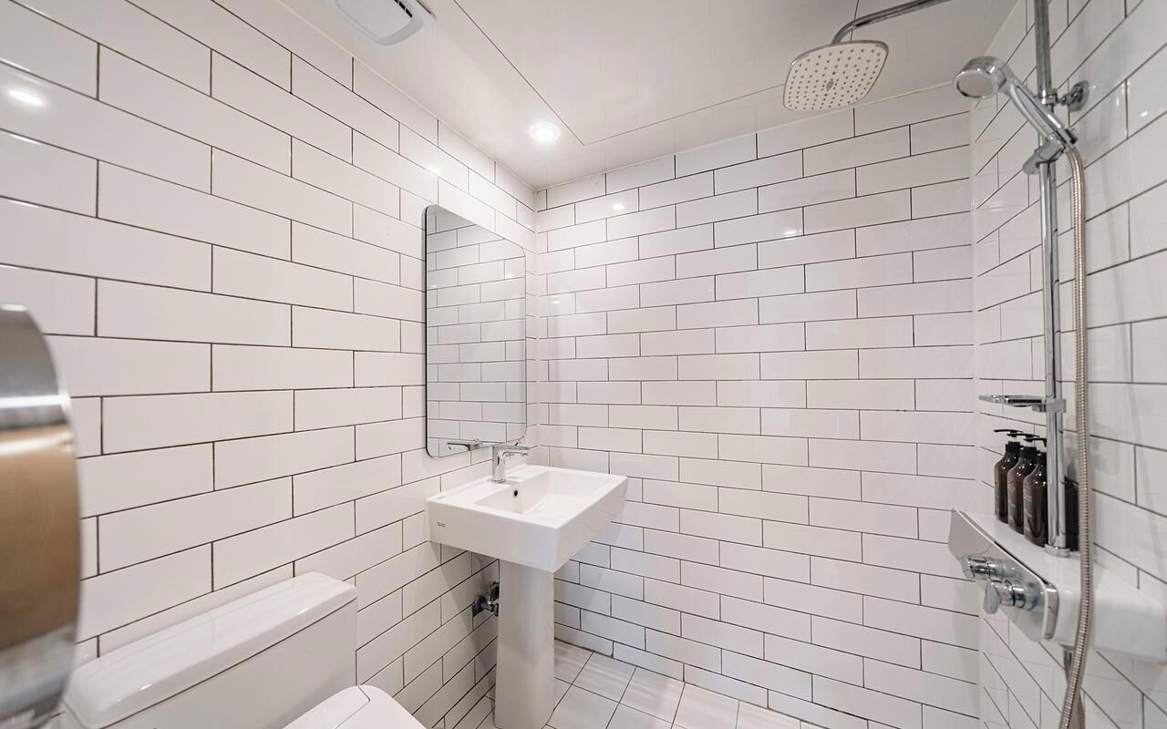 Twin Room | Bathroom | Shower, free toiletries, hair dryer, slippers