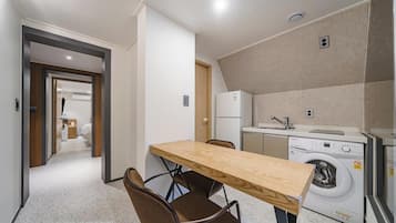 4PC Guild Room | Living area | 55-inch flat-screen TV with cable channels, Netflix, streaming services
