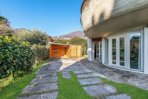 Exterior - Thai House private parking near lake, Toscolano Maderno, Italy (Toscolano Maderno)