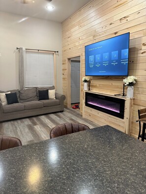 Een smart-tv en een open haard