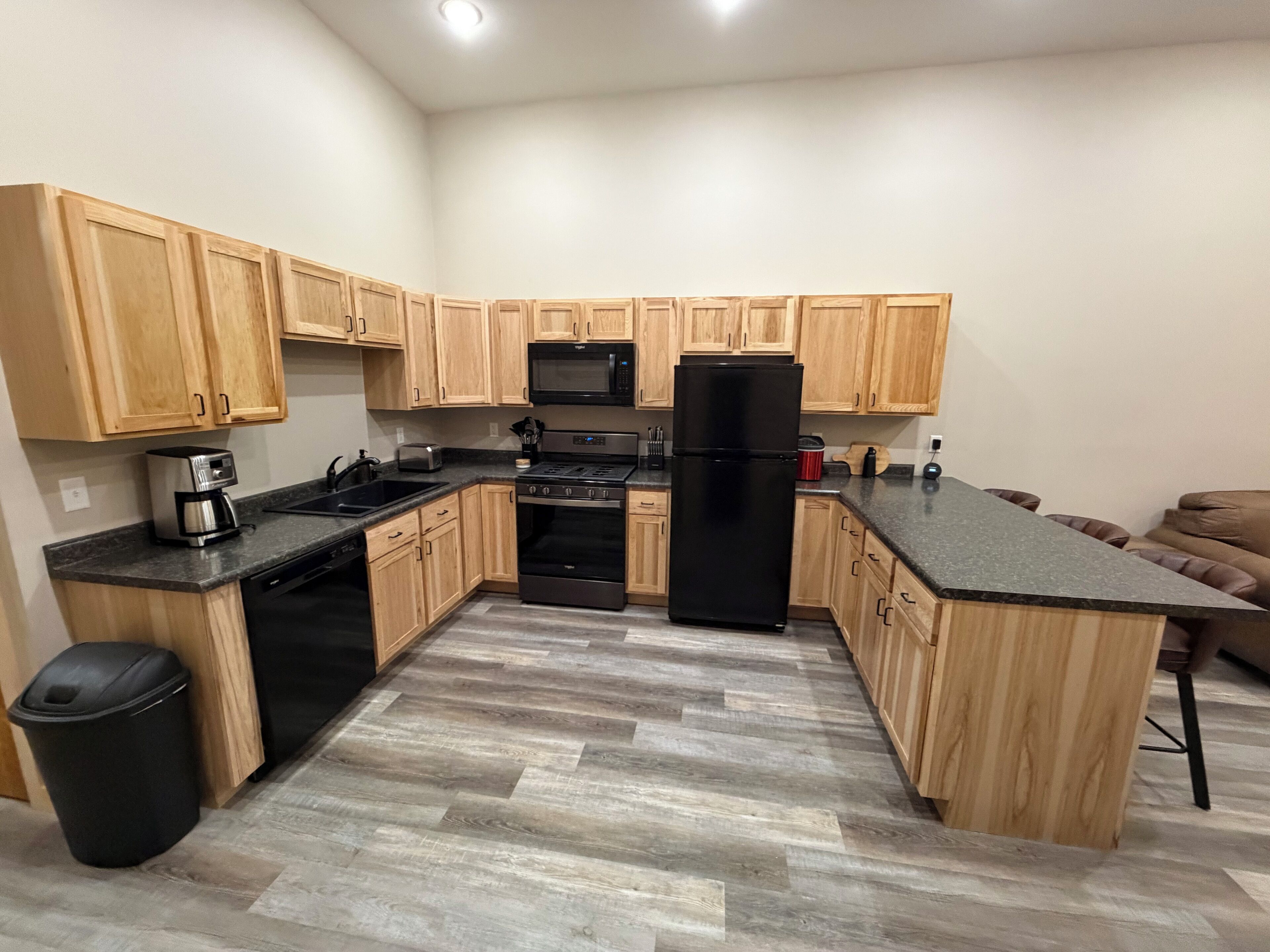 冷蔵庫、電子レンジ、オーブン、コンロ