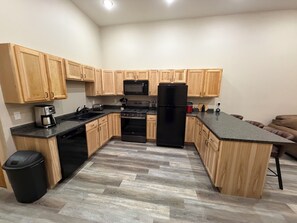 Een koelkast, een magnetron, een oven, een kookplaat