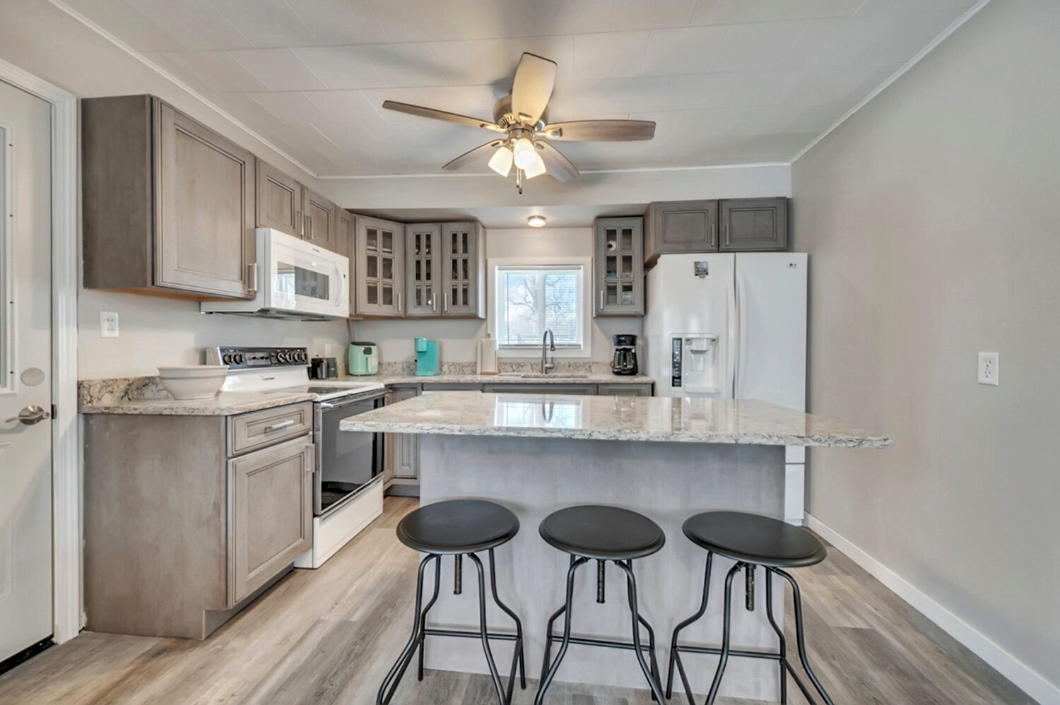 Refrigerador, microondas, horno y parrilla de estufa 