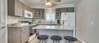 Thrill and Chill Getaway -Walk to Park, Lakes & More