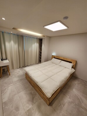 Quarto com cama, escrivaninha e armário.