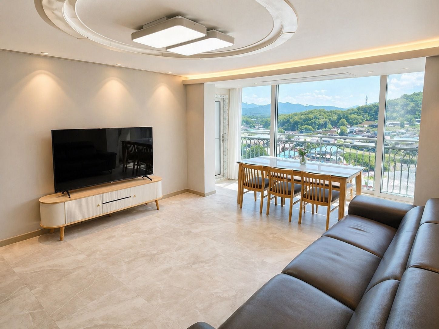 Uma sala de estar moderna com televisão de tela plana, mesa de jantar com cadeiras, sofá de couro e uma grande janela com vista para a cidade.