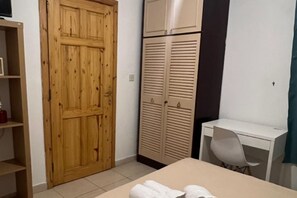 Apartment, Balcony - Spacious Room & Shared Bath in Valletta (Ħamrun)