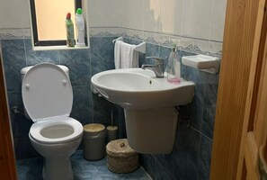 Bathroom - Spacious Room & Shared Bath in Valletta (Ħamrun)