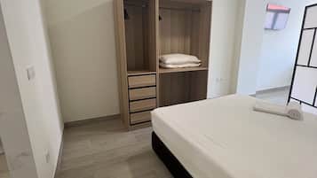 Leilighet – standard, byutsikt | Blendingsgardiner, strykejern/-brett og wi-fi (inkludert)