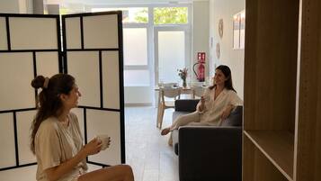 Cortinas blackout, tabla de planchar con plancha y wifi gratis