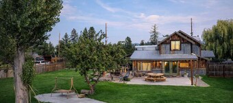 River's Ranch - Riverfront with Hot Tub & Theater