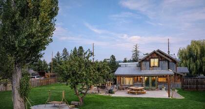 River's Ranch - Riverfront with Hot Tub & Theater