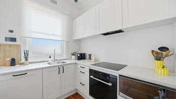 Fridge, oven, stovetop, dishwasher