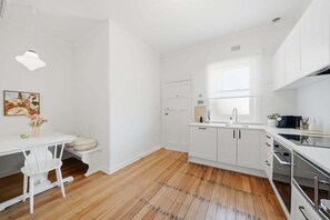 Fridge, oven, stovetop, dishwasher - Beauty at the Papilo (Holdfast Bay)