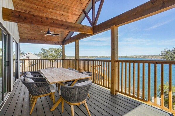 Outdoor dining - Sleeps 12-Stunning Lake Front Cliffside Views-Pool (Granbury)