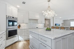 Fridge, microwave, oven, stovetop - Sleeps 12-Stunning Lake Front Cliffside Views-Pool (Granbury)