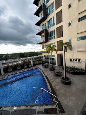 Dormitorio compartido, 1 habitación, balcón | Alberca | Alberca al aire libre 