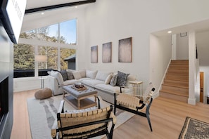 Smart TV, fireplace - The Escape - 2 Mins to Ski, Hot Tub, Sleeps 10 (Vail)