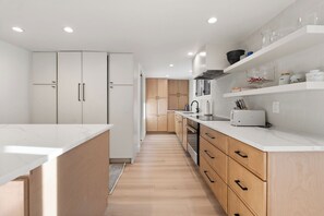 Fridge, microwave, oven, stovetop - The Escape at Cascade - 2 Mins to Ski, Hot Tub, Sleeps 10 (Vail)