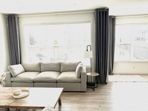 Smart TV - Executive Spacious 5 BDRM Furnished Home w/Hot Tub, Fire Pit & A/C (Calgary)