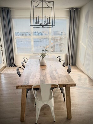 Dining - Executive Spacious 5 BDRM Furnished Home w/Hot Tub, Fire Pit & A/C (Calgary)