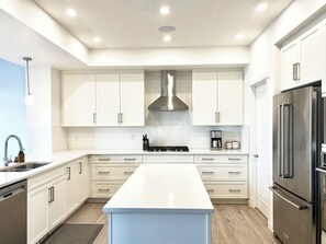 Private kitchen - Executive Spacious 5 BDRM Furnished Home w/Hot Tub, Fire Pit & A/C (Calgary)