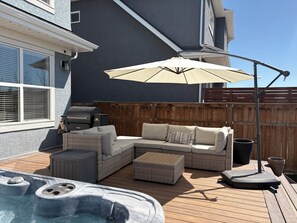 Terrace/patio - Spacious 5BR Retreat w/ Hot Tub, Fire Pit, Gym & Movie Room (Calgary)