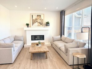 Smart TV, video games, DVD player, books - Spacious 5BR Retreat w/ Hot Tub, Fire Pit, Gym & Movie Room (Calgary)