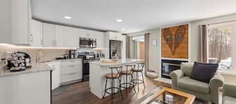 Large Family Getaway - 2 Units + 2 Hot Tubs