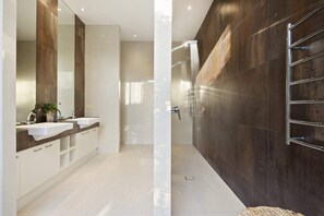 Shower, hair dryer, towels, shampoo - Edgewater (Balnarring Beach)