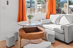 Living area - Charming 1-bedroom bungalow with AC in pleasant Tustin (Tustin)