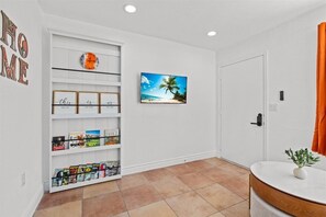 Interior - Charming 1-bedroom bungalow with AC in pleasant Tustin (Tustin)
