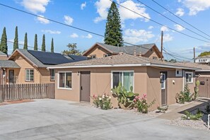 Exterior - Charming 1-bedroom bungalow with AC in pleasant Tustin (Tustin)